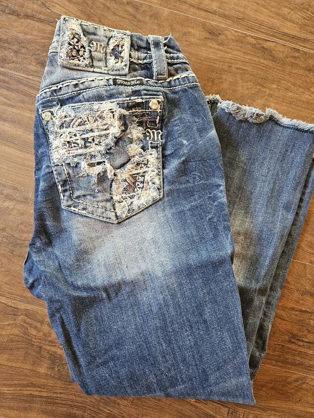 Women’s Miss Me Mid-Rise Distressed Studded Embellished Cropped Jeans 32. #F